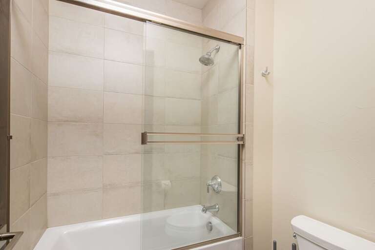 Secondary bathroom with Tub/shower combo | Upper Level