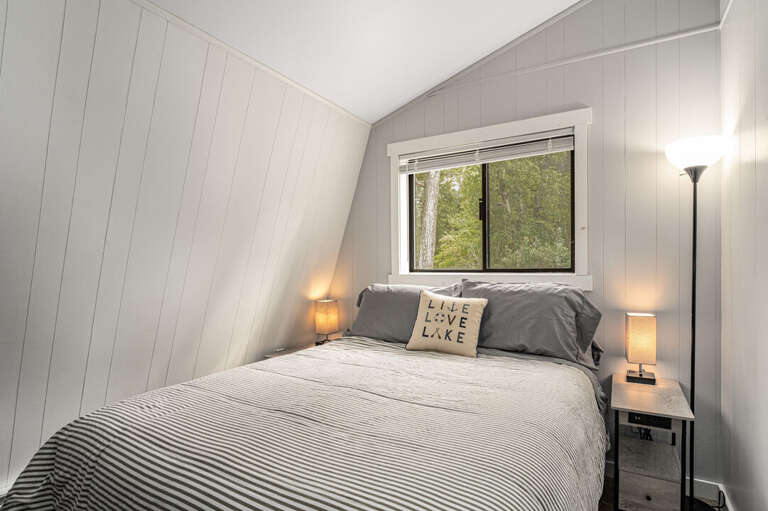 Second Bedroom offers a Queen bed | Upper Level Second Bedroom offers a Queen bed | Upper Level