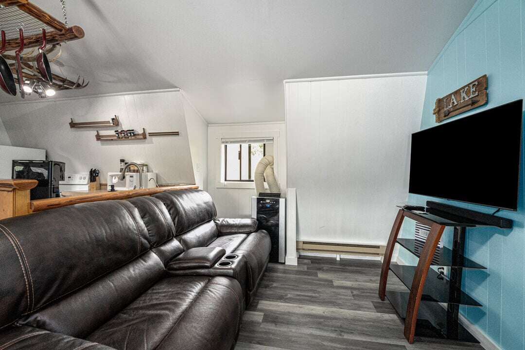 Cozy up to watch TV and wind down after a long day | Upper Level Cozy up to watch TV and wind down after a long day | Upper Level