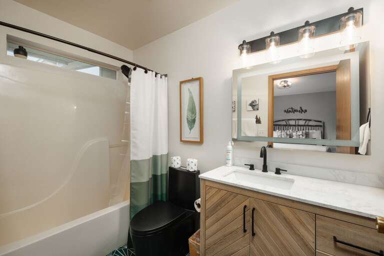 Ensuite bathroom with tub/shower combo | Main Level Ensuite bathroom with tub/shower combo | Main Level