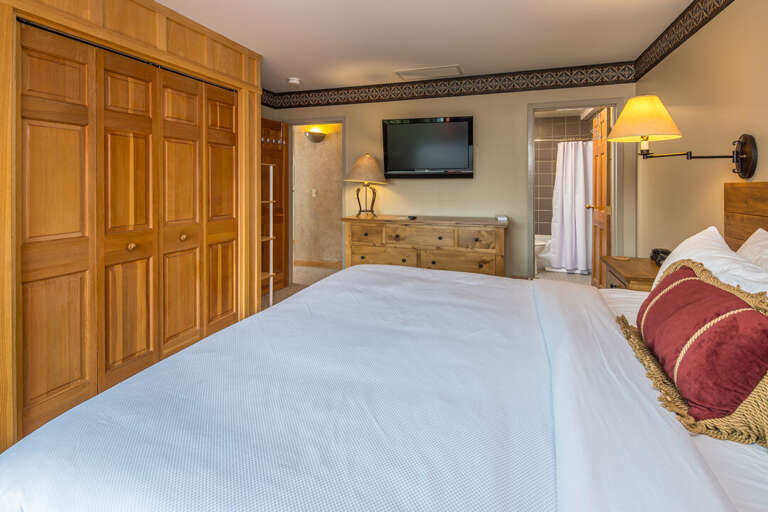 Plenty of storage for your luggage | Bedroom