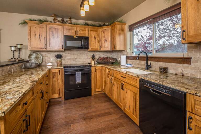 Fully equipped kitchen for all your culinary creations | Main Level