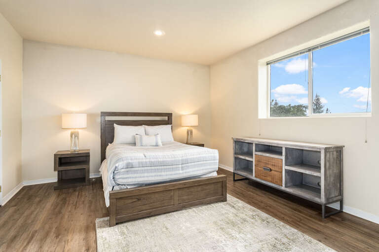 Queen bed. | Lower Level