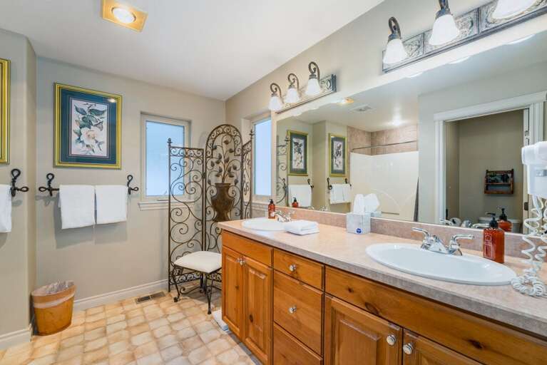 Ensuite bathroom.