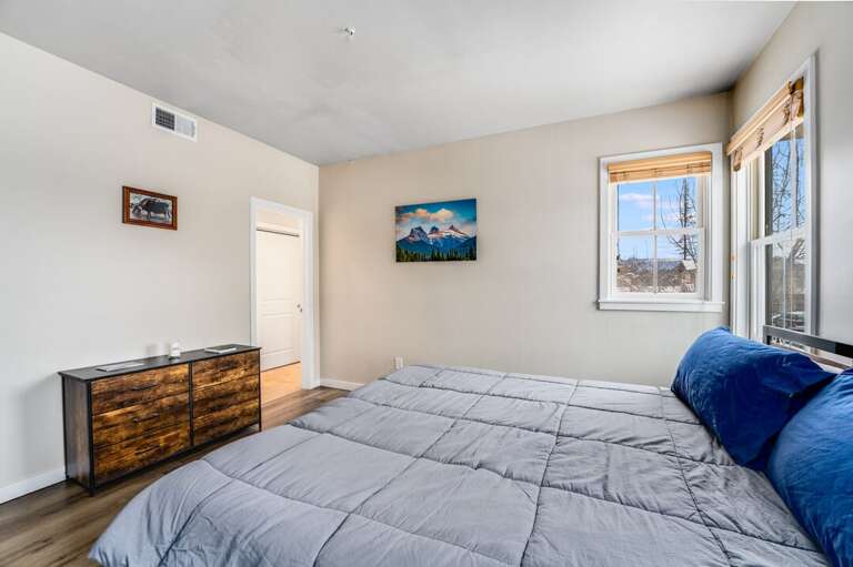 Bright room with tons of natural lighting. | Main Level