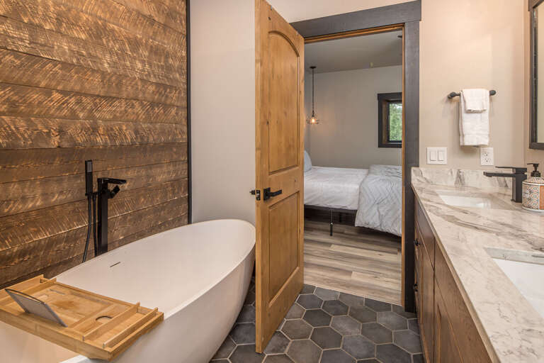 Bathroom 2, private ensuite