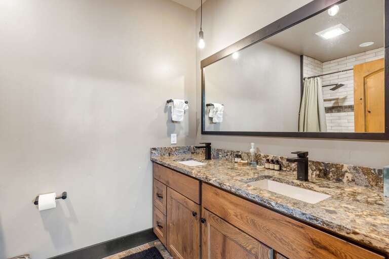 Dual vanities in the ensuite bathroom | Lower Level