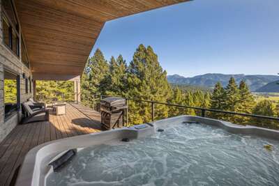 Upper Deck, Private hot tub with Mountain Views