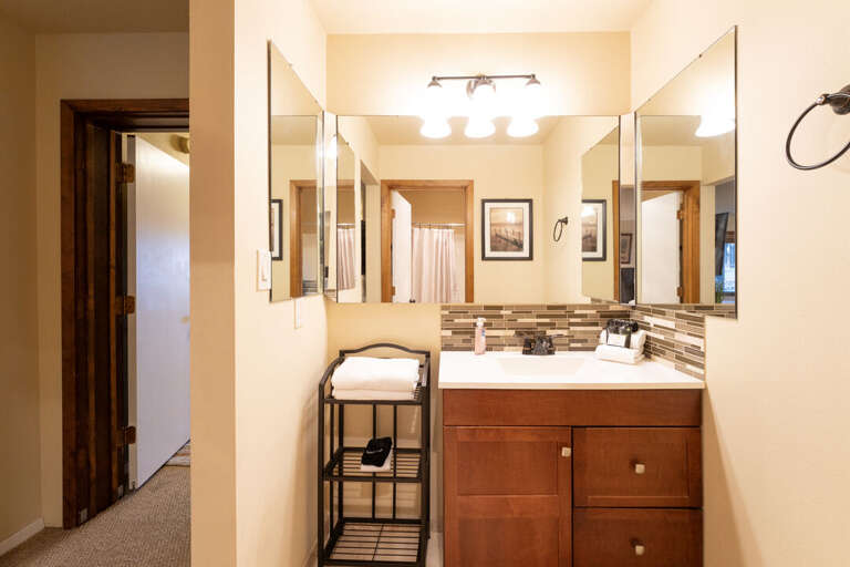 Ensuite bathroom. | Main Level