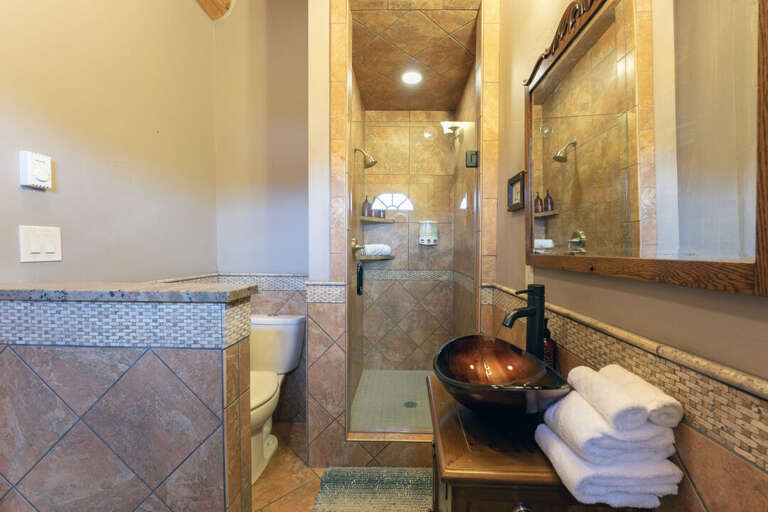 Additional bathroom and shower | Main Level