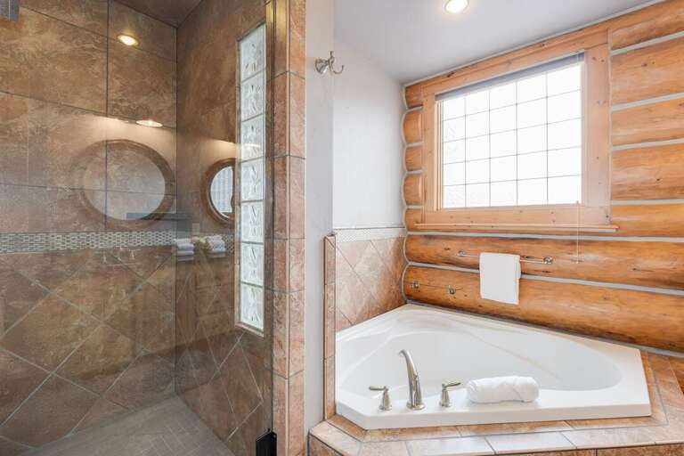 Shower and tub in the ensuite bathroom | Main Level