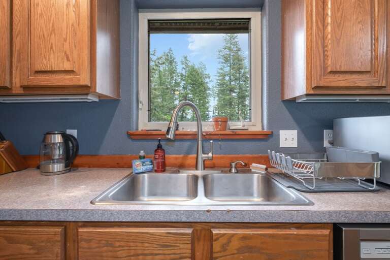 Double sink with stunning view | Interior