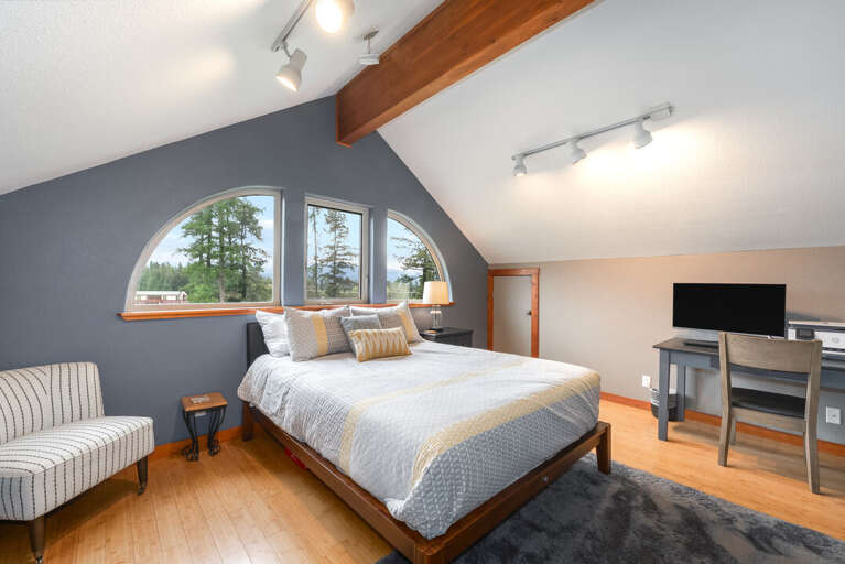 Loft area with queen size bed | Interior