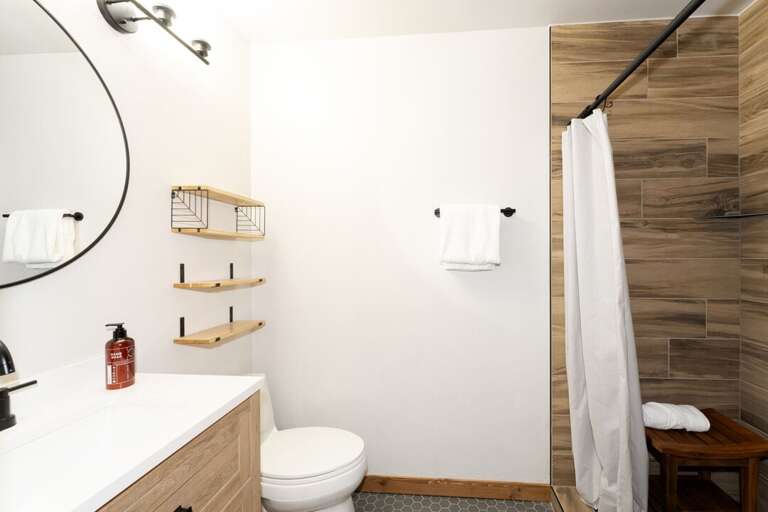 Newly refinished bathroom. | Main Level