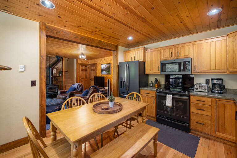 Seating for 6 at the dining table | Lower Level