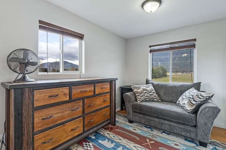 Dresser and seating. | Glacier Ridge Suite