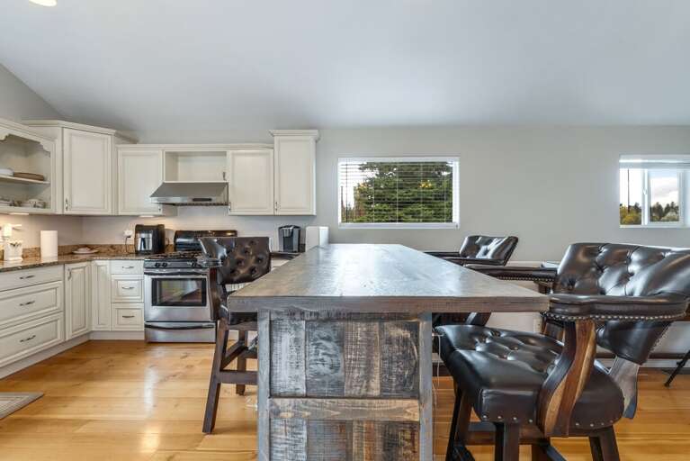 Island seating for 3. | Glacier Ridge Suite