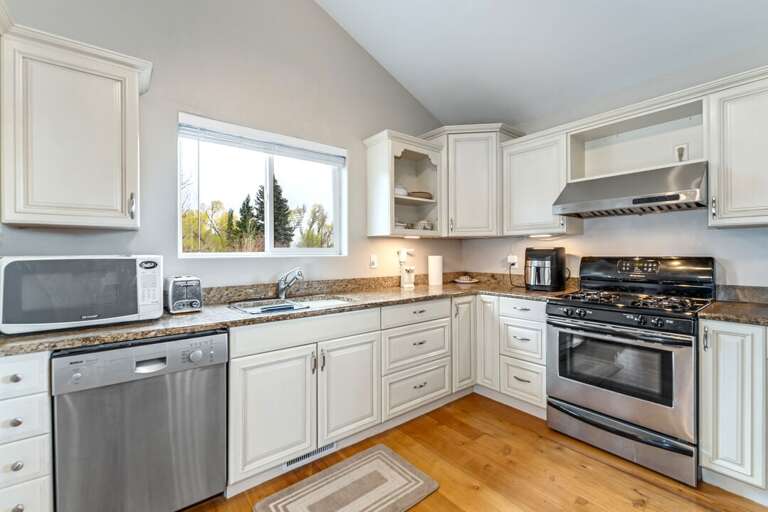 Kitchen. | Glacier Ridge Suite