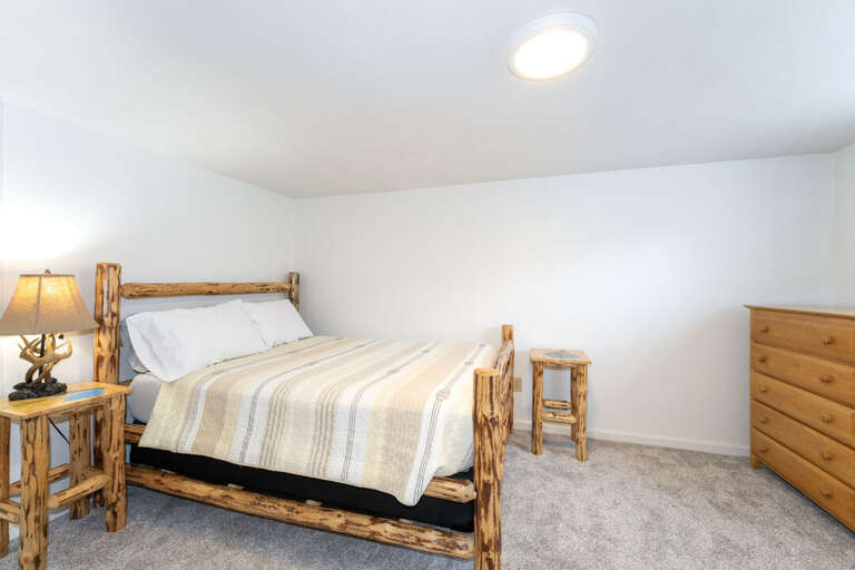 Queen bed. | Glacier Ridge House