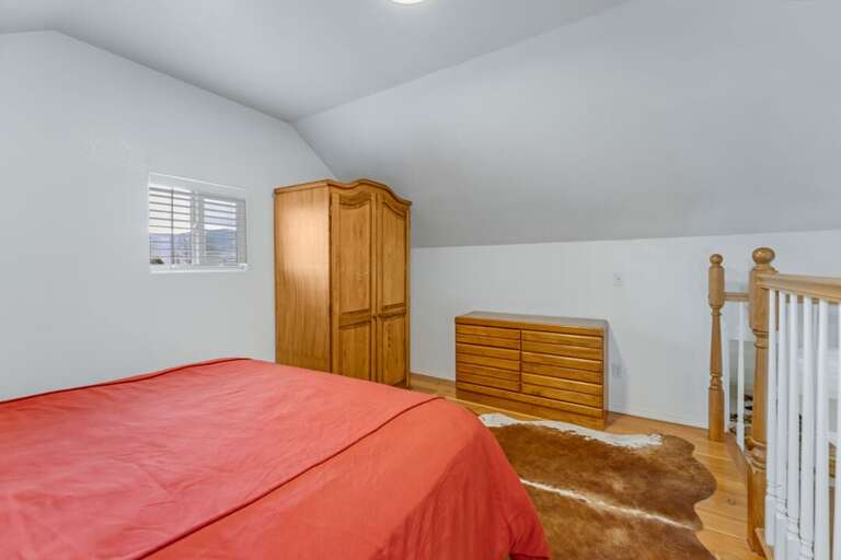 Queen size bed. | Glacier Ridge Suite
