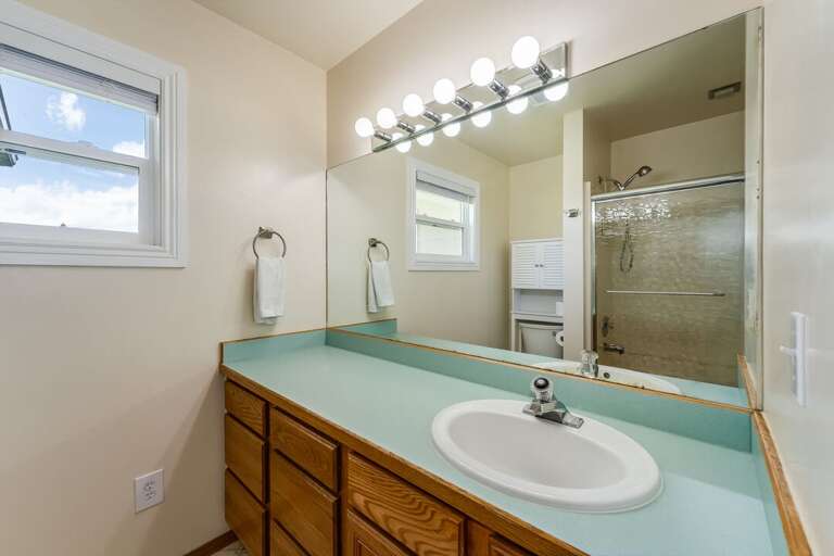 Shared bathroom. | Glacier Ridge House