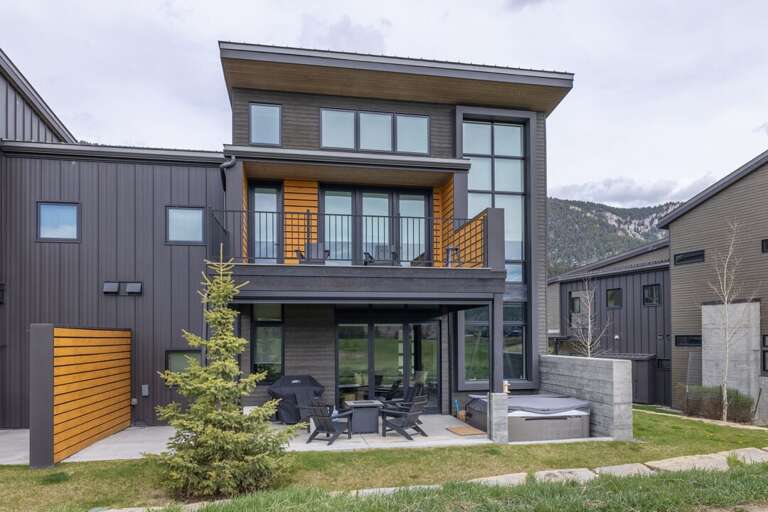 Relax outdoors with seating, BBQ & firepit | Exterior