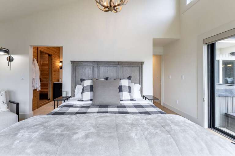 Glimps into ensuite bathroom and sauna from bedroom | Interior