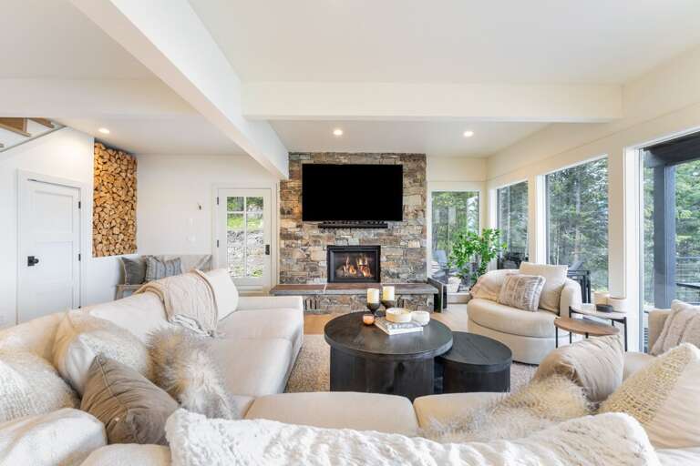 Living space with seating for a large group | Interior