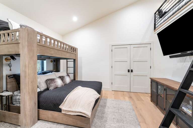 Twin over queen bunk bed | Interior