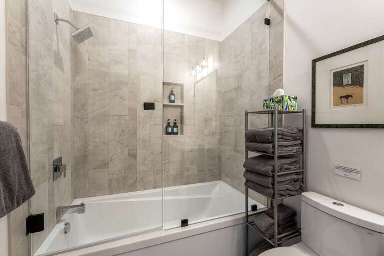 Second full bathroom with shower/tub combo | Interior