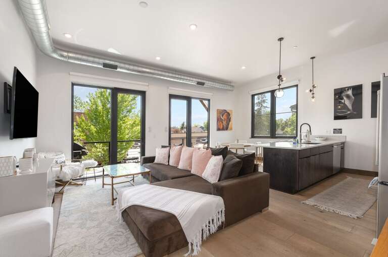 Plenty of space for a group or family in the living space | Interior