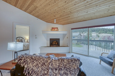 Ample seating for the whole family | Main Level