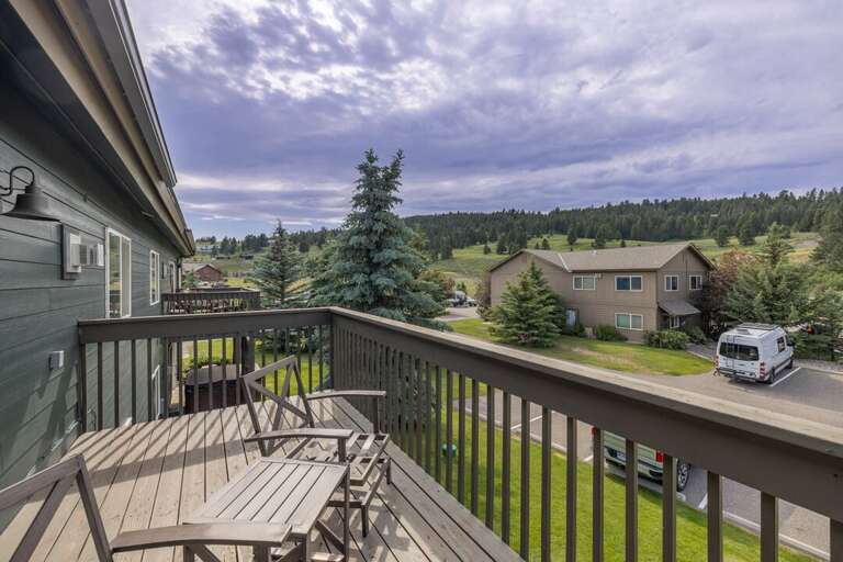 Enjoy the views of mountains on the balcony | Exterior