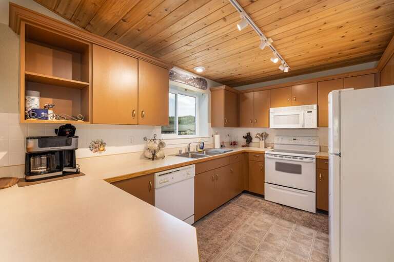 Fully equipped kitchen | Main Level