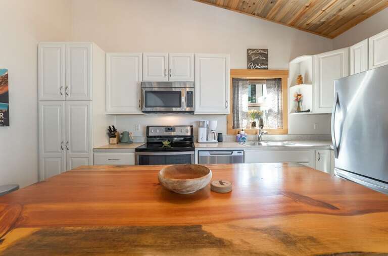 Stainless steel appliances I Upper Level