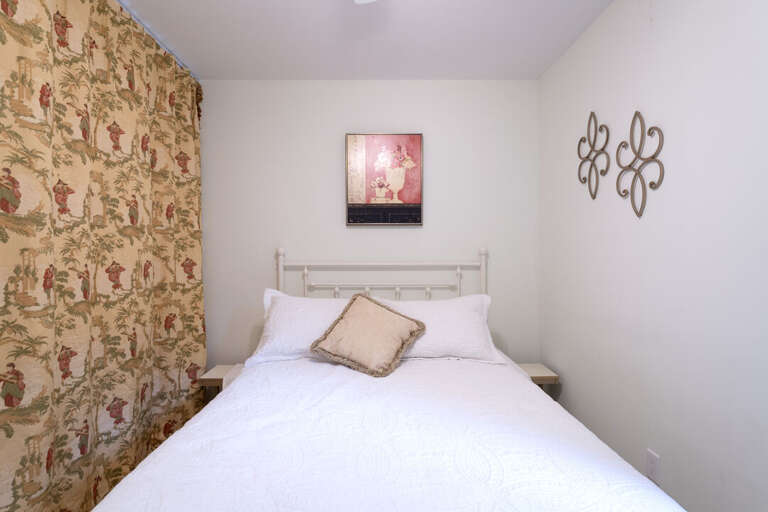 Queen bedroom. | Main Level