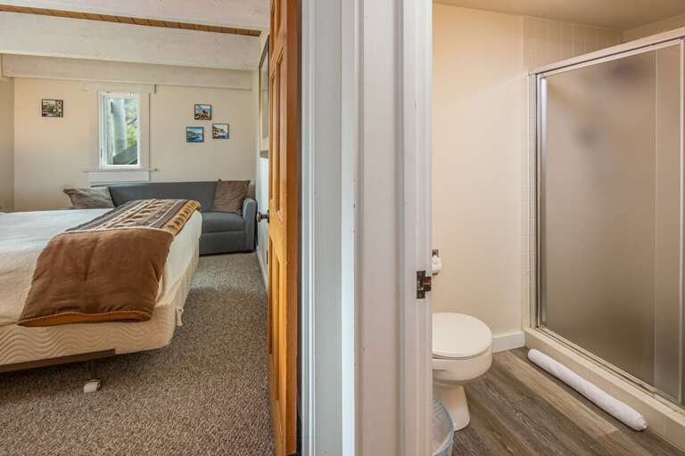 Ensuite bathroom | Main Level