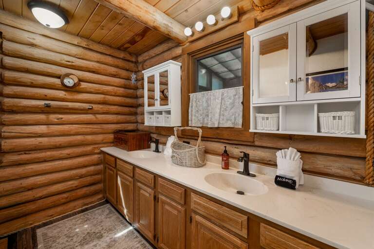 Primary bathroom | Upper Level