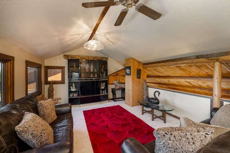 Sitting area | Upper Level