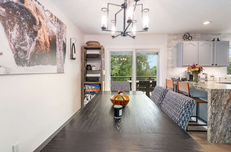 A dining nook that's just as good for coffee as it is for dinner seating 6 I Upper Level
