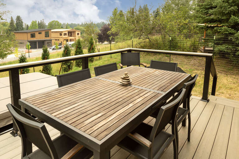 Dinner on the deck, with mountain air all around I Exterior