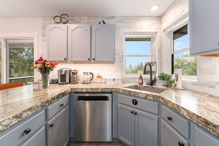 Large amount of counter space for cooking I Upper Level
