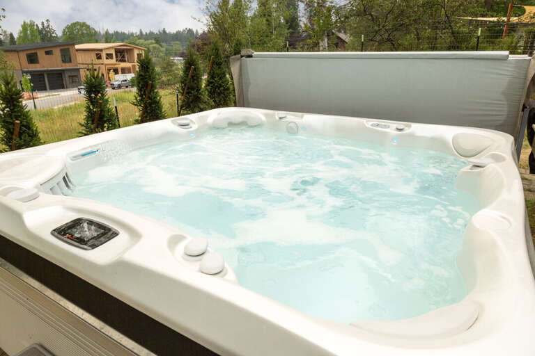 Room for the whole crew to soak and unwind I Exterior