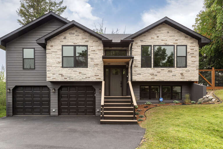 Stone and timber accents give this mountain home real curb appeal I Exterior