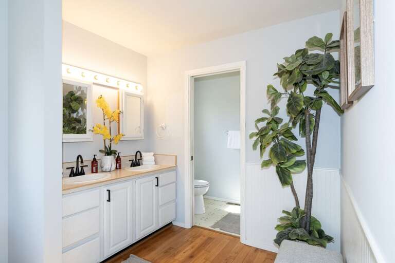 Ensuite bathroom. | Main Level