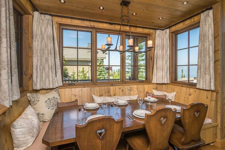 Comfortable seating for 6 | Main Level