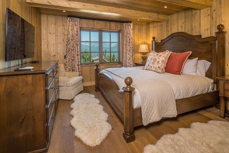 King master suite with mountain peak views | Main Level