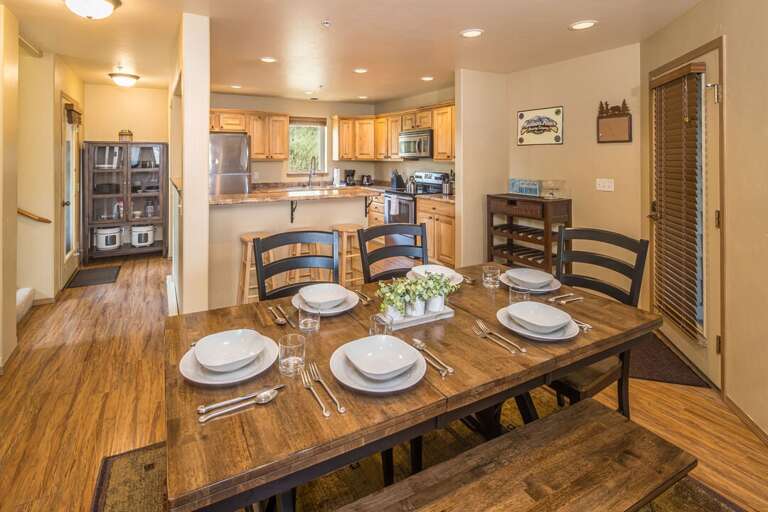 Dining Seating for 6 | Main Level