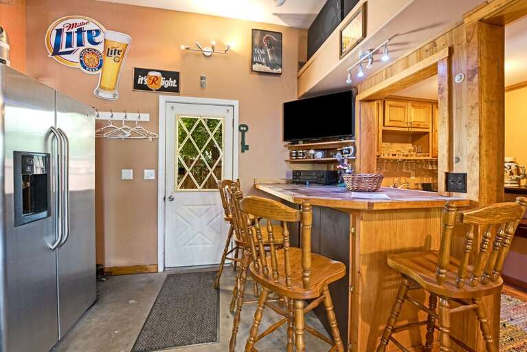 Four bar seats. | First Level