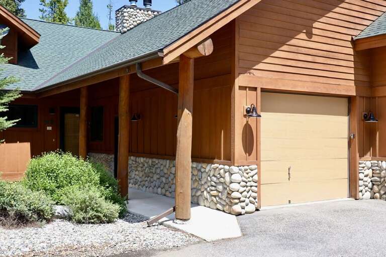 Ample parking | Exterior